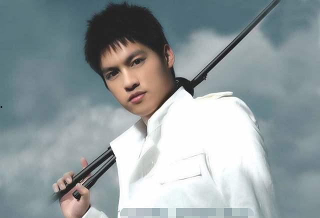 男明星全身照站立,探寻男明星的站姿魅力